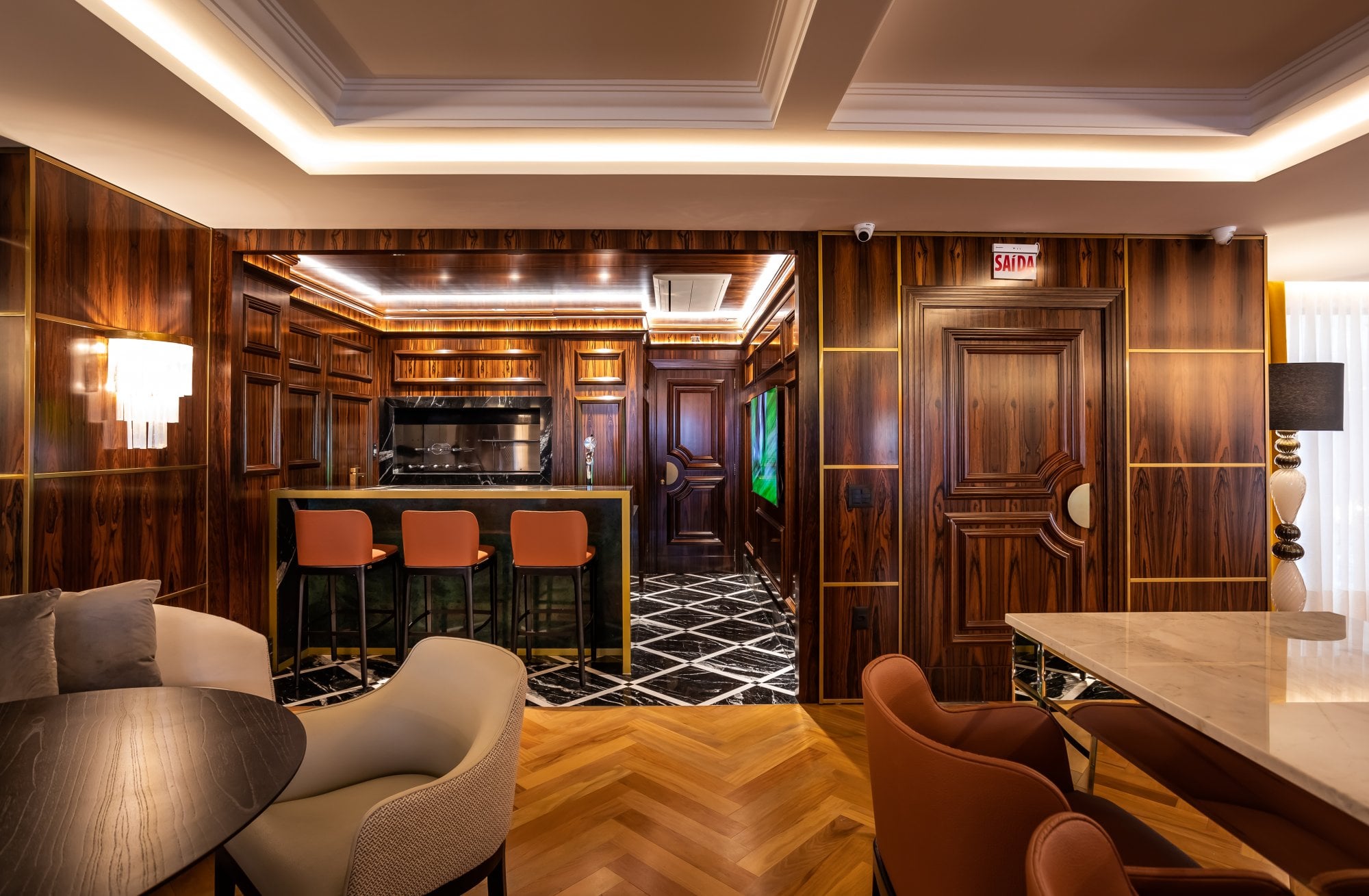 Espaço gourmet do Cartier Residence, com churrasqueira e bar
