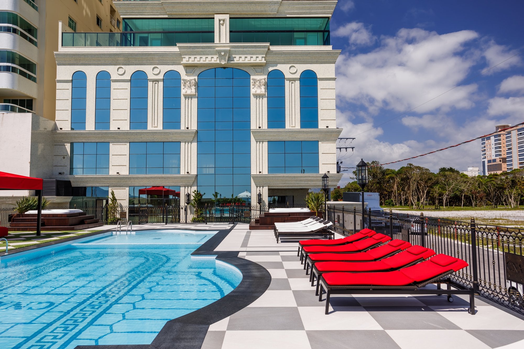 Fachada neoclássica do Cartier Residence vista da área da piscina