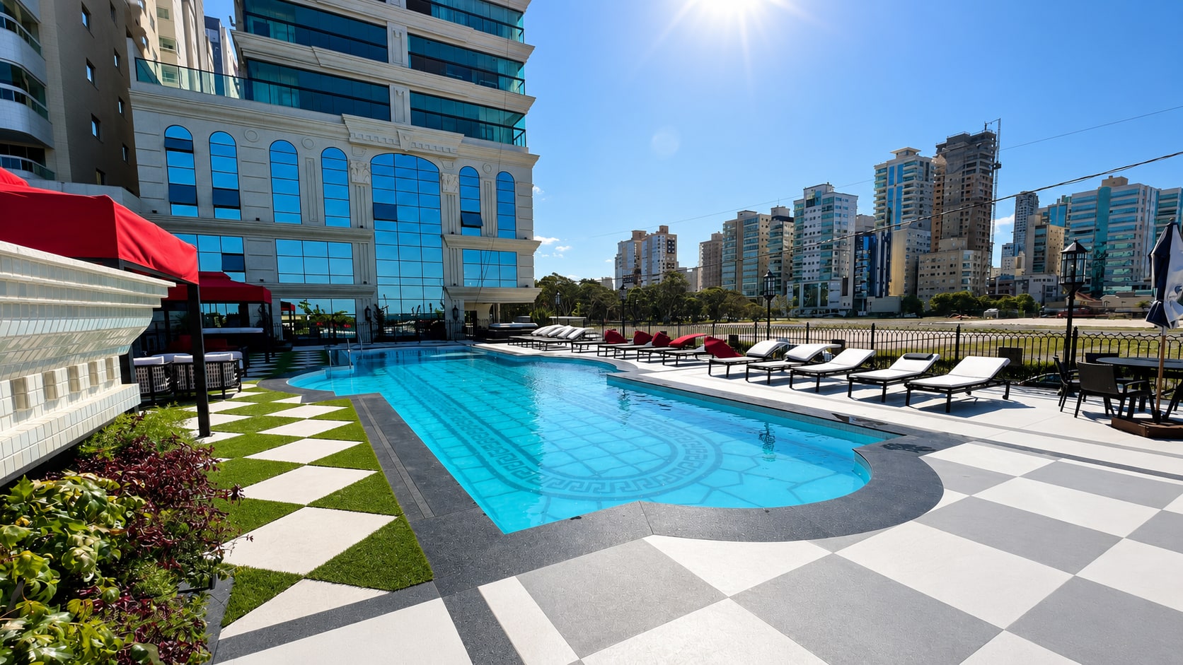 Piscina do Cartier Residence de frente para a torre neoclássica