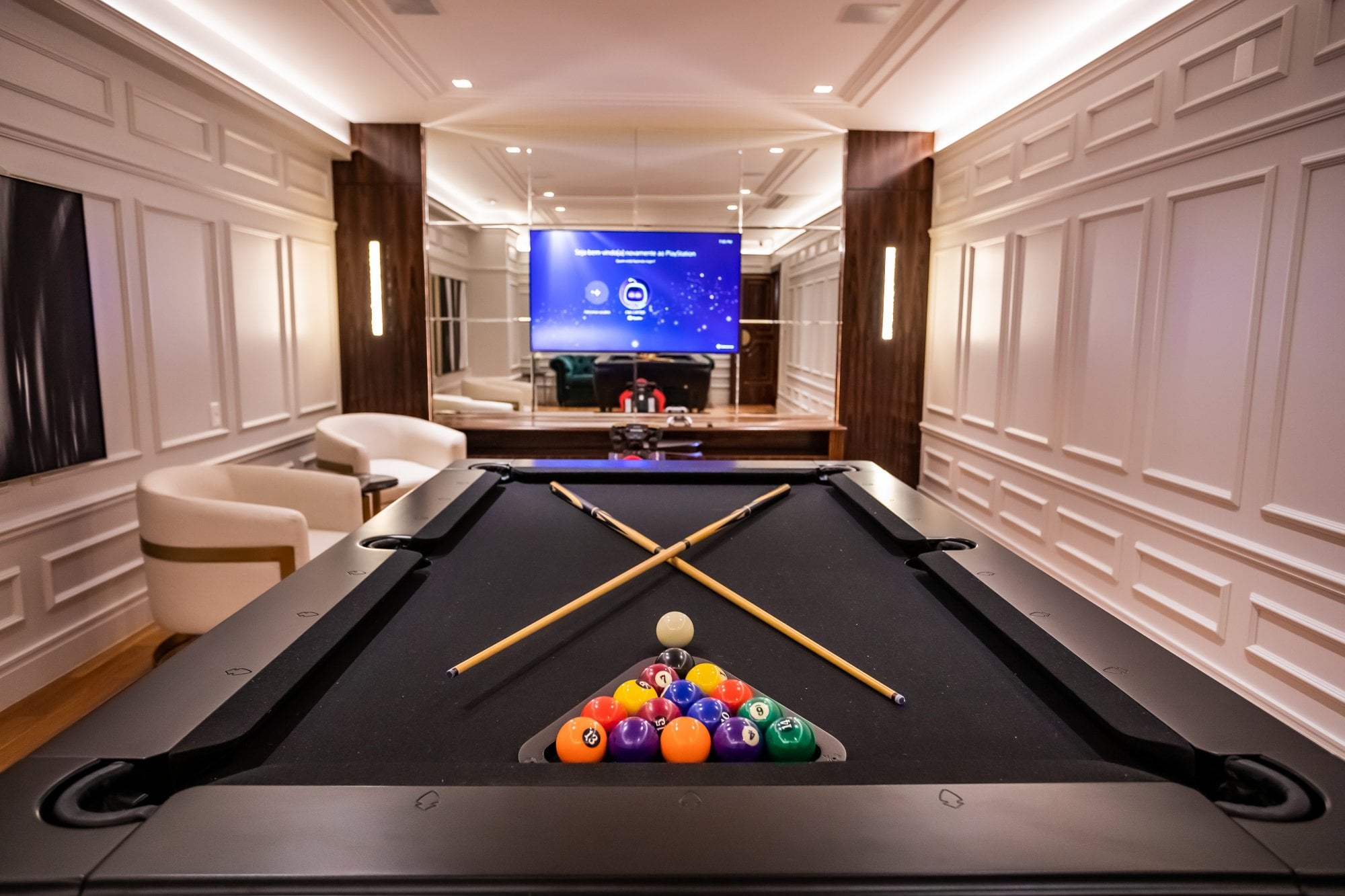 Sala de jogos do Cartier Residence, com mesa de bilhar