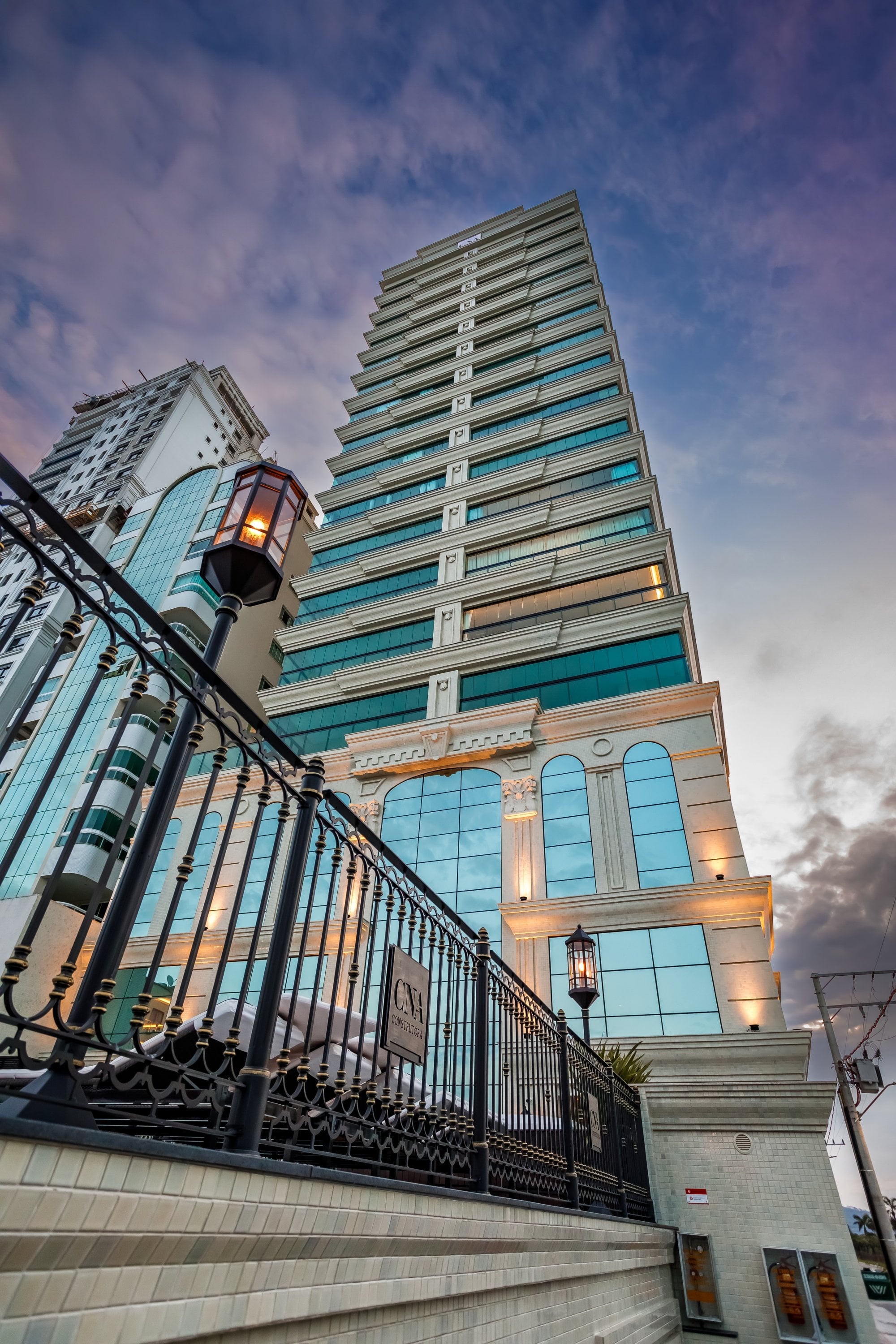 Torre do Cartier Residence vista de baixo para cima, com o letreiro CNA Construtora